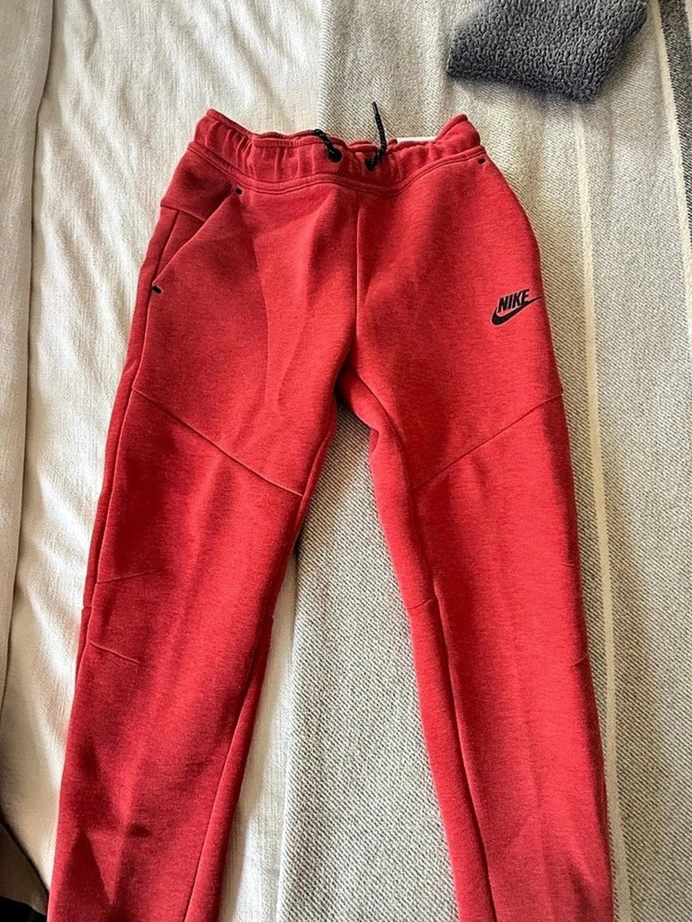 Nike Sportswear Tech Fleece Jogger Red Boys' Medium Joggers
